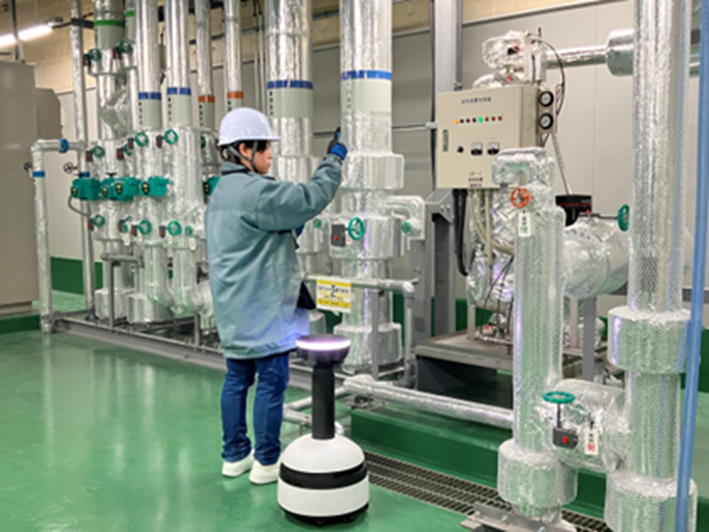 写真:人とロボットが協働し設備を点検