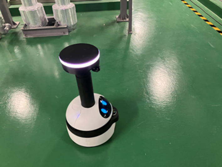 写真:実験実証に使用するロボット「ugo mini」