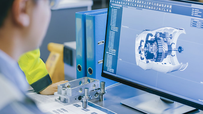 3D設計データをモニターで確認する技術者