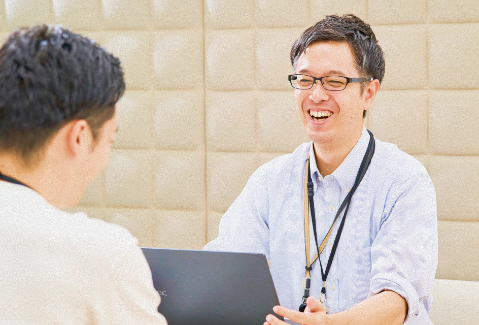 笑顔で打ち合わせをする社員