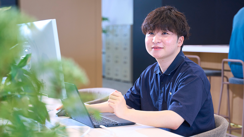 デスクで作業をするT.N.さん