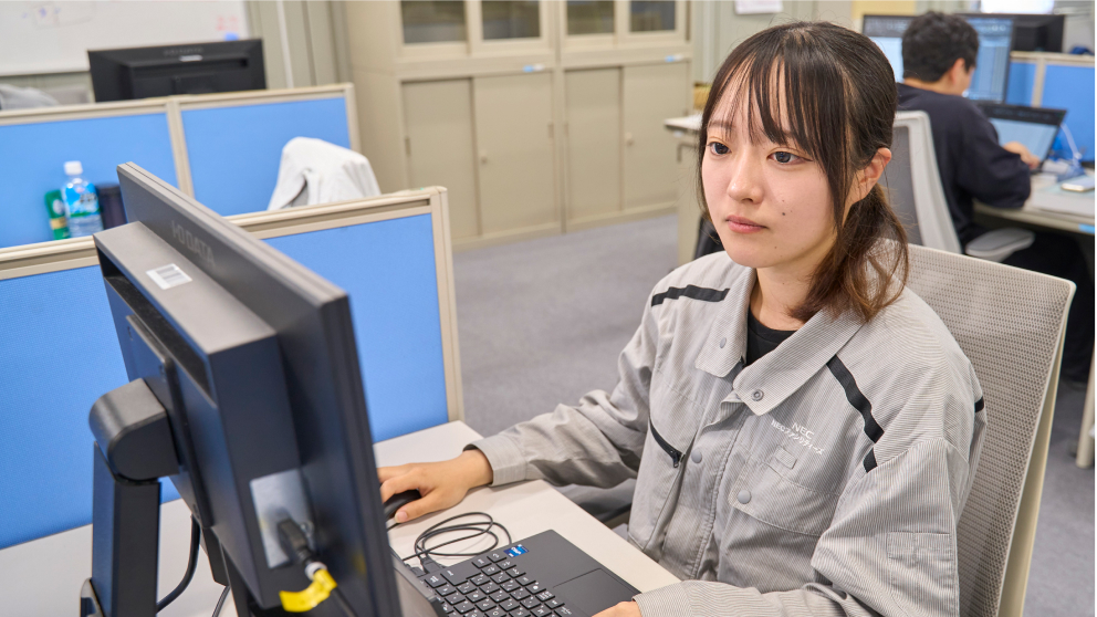 デスクで作業をするY.T.さん
