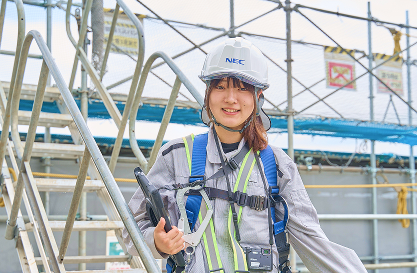 作業現場にて微笑むY.T.さん