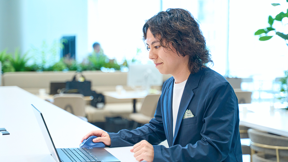 PCで作業をするA.H.さん
