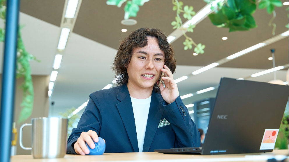 通話をするA.H.さん