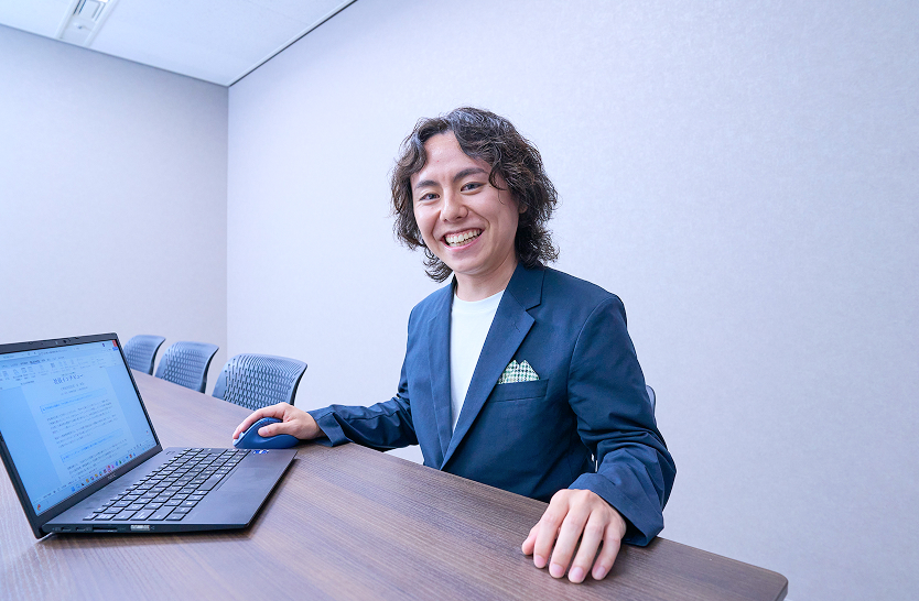 業務をするA.H.さん