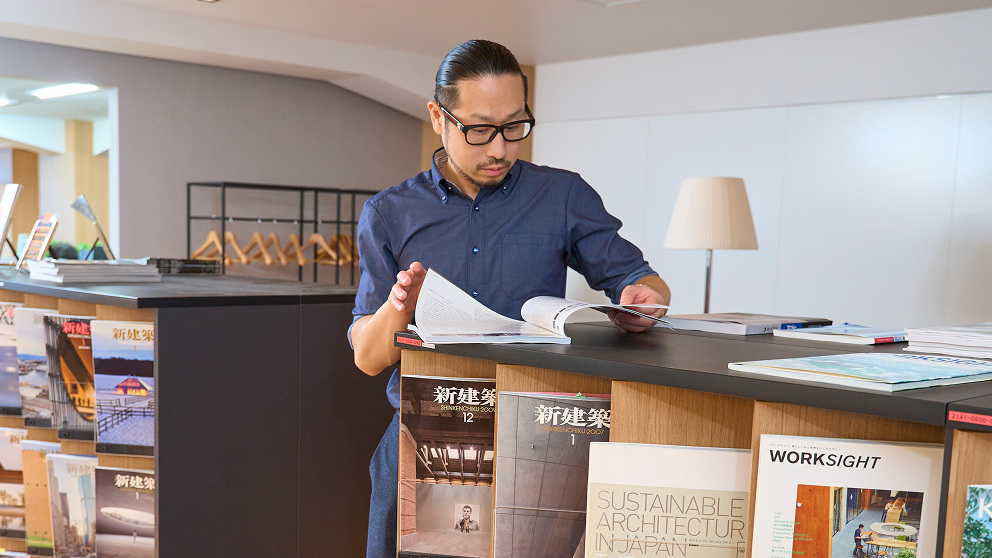 社内の図書コーナーで調べ物をするM.F.さん
