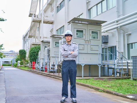工場の前に立つM.W.さん