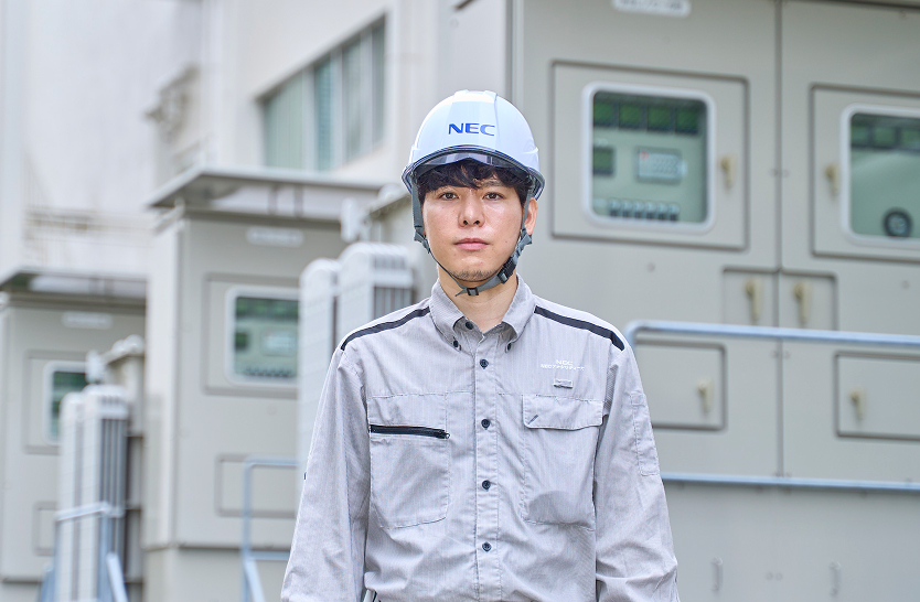 作業着で現場に立つM.W.さん