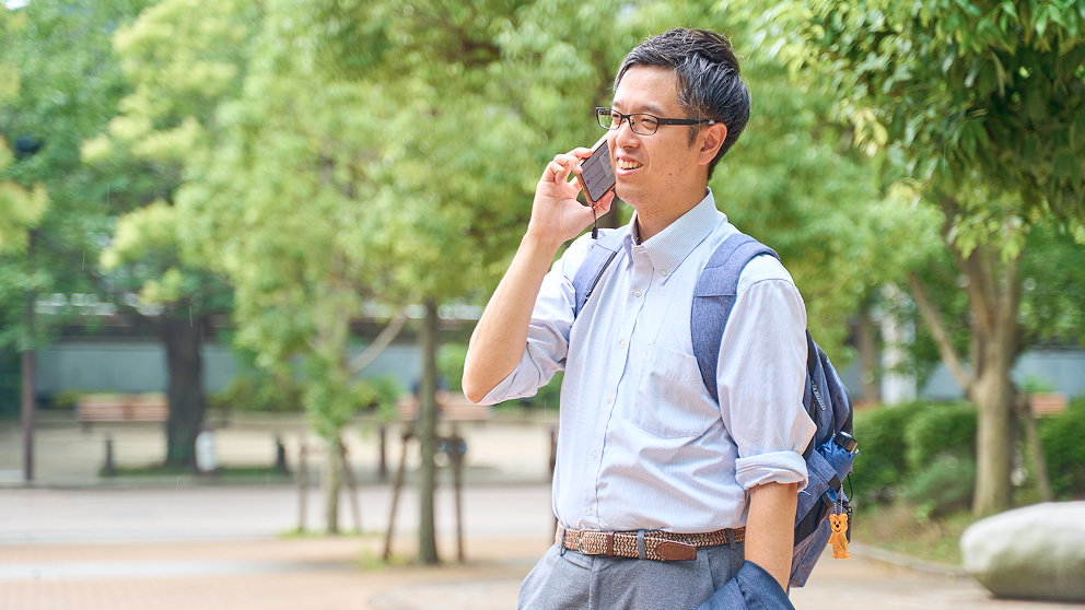 外出先で通話をするD.N.さん