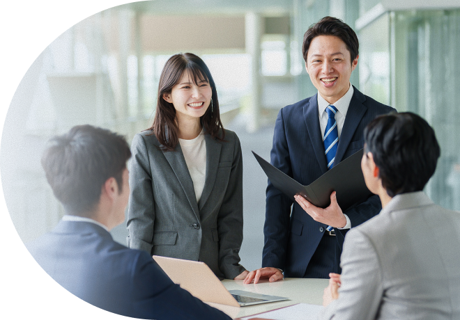 NECファシリティーズ社員たちが談笑しているイメージ
